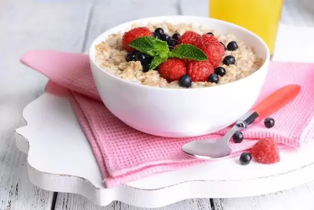 Diet menu for lazy people includes oatmeal with berries for breakfast