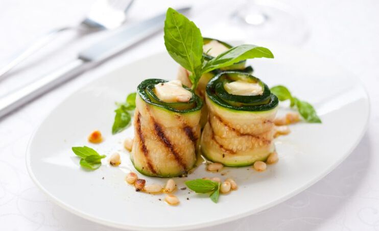 You can dine with gout with zucchini rolls flavored with cottage cheese